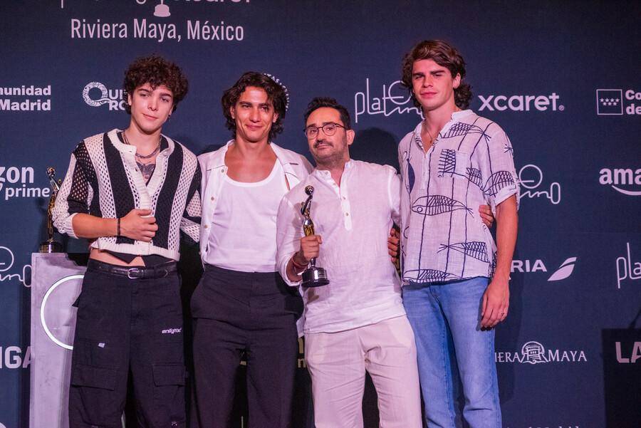 El director español Juan Antonio Bayona, junto a varios actores que protagonizaron la cinta, subieron al escenario para recibir los galardones en Cancún, México. FOTO Colprensa