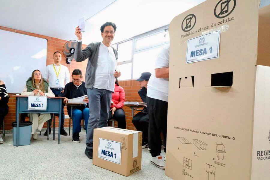 Iván Cepeda fue elegido candidato oficial del Pacto Histórico tras ganar su consulta interna. Se hizo a 1,5 millones de votos, consolidando así su liderazgo dentro del petrismo. Sin embargo, su candidatura enfrenta incertidumbre jurídica. FOTO: COLPRENSA Iván Cepeda fue elegido candidato oficial del Pacto Histórico tras ganar su consulta interna. Se hizo a 1,5 millones de votos, consolidando así su liderazgo dentro del petrismo. Sin embargo, su candidatura enfrenta incertidumbre jurídica. FOTO: COLPRENSA