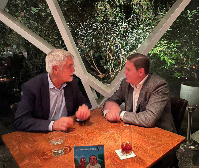 Enrique Peñalosa y Juan Carlos Pinzón se reunieron para hablar sobre una unión de “todos los esfuerzos” en miras a las elecciones. FOTO: Tomada de redes sociales @PinzónBueno