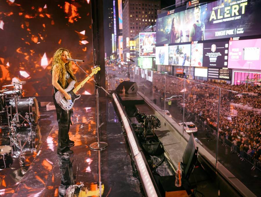 Shakira actuó frente a 40.000 seguidores que llegaron a Times Square a verla cantar. FOTO: Tomada de X (antes Twitter) @Shakira