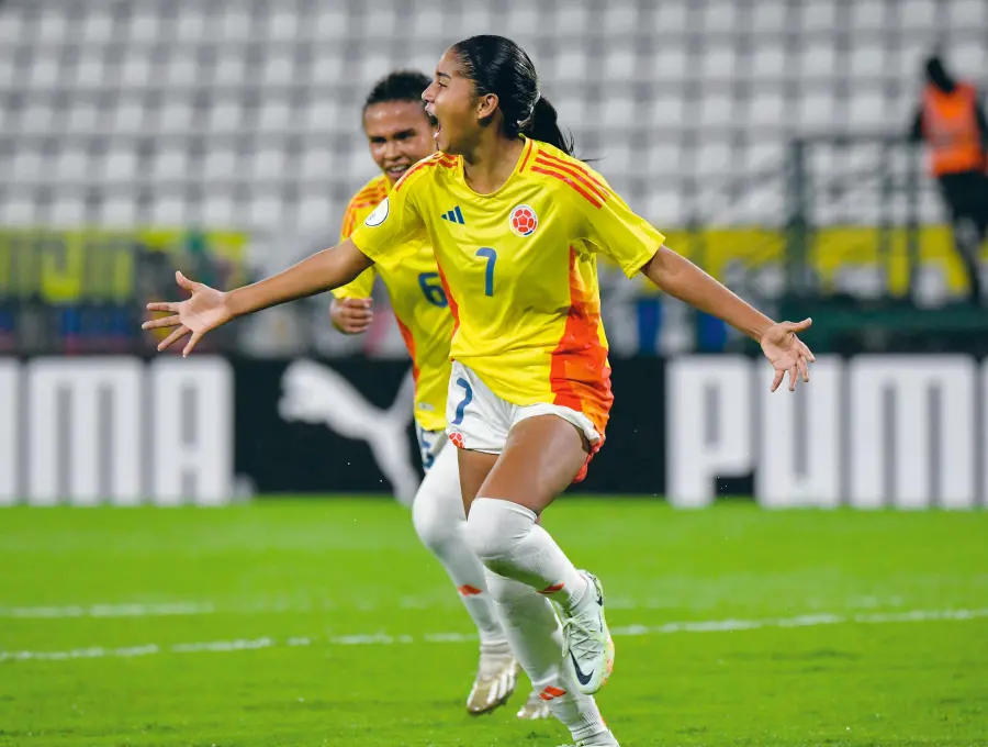 María Alejandra Baldovino (7), de 16 años de edad, es una de las figuras de Colombia en el Sudamericano Femenino sub-17. FOTO CORTESIA FCF