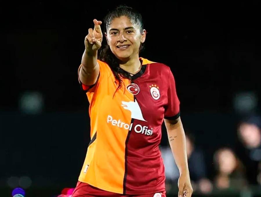 Catalina Usme celebrando uno de los dos goles que marcó con el Galatasaray durante su paso por ese equipo de Turquía. FOTO TOMADA @kadinfutbolGS