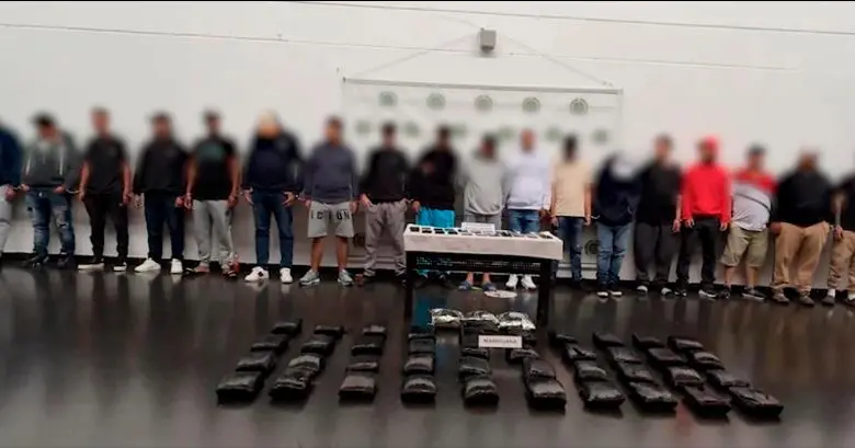 Las 23 personas capturadas y la droga incautada en los 30 allanamientos fueron presentados por la Policía. FOTO: Policía Metropolitana