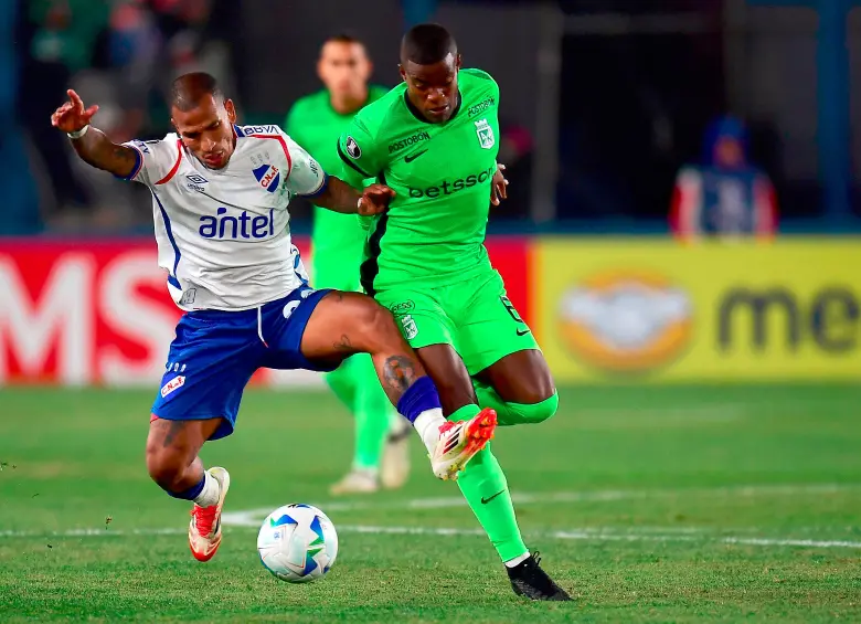 Imágenes de la derrota de Atlético Nacional frente a su homónimo uruguayo, en las que aparece Andrés Román, uno de los jugadores verdes cuyo nivel ha mermado. FOTO CONMEBOL