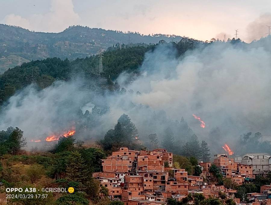 Las llamas generaron una gran columna de humo que pudo divisarse en gran parte del norte del Valle del Aburrá. FOTO: CORTESÍA DENUNCIAS ANTIOQUIA