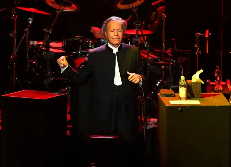 Julio Iglesias lleva varios años retirado de los escenarios, aunque asegura que no deja de trabajar. Está preparando una serie con Netflix sobre su vida. FOTO Getty