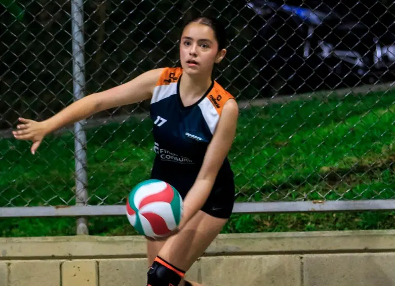 Mariana Castaño es una de las jóvenes promesas del voleibol antioqueño. Foto: Camilo Suárez. 