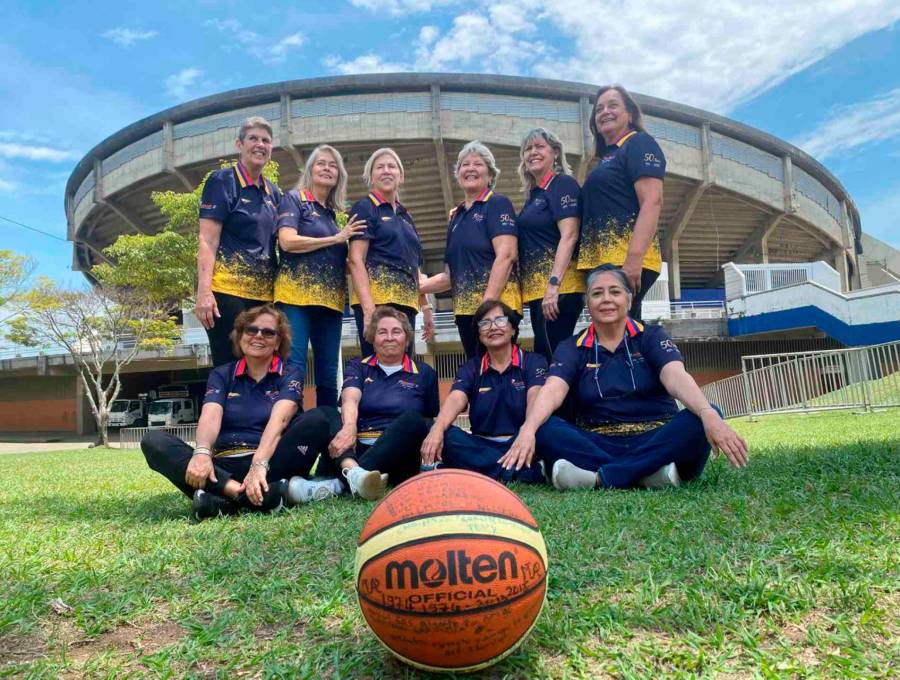 La Selección Colombia femenina de baloncesto que participó en el Mundial de 1975 se volvió a reunir en Cali, para celebrar las Bodas de Oro de la primera participación nacional en la cita orbital. FOTO CORTESÍA 
