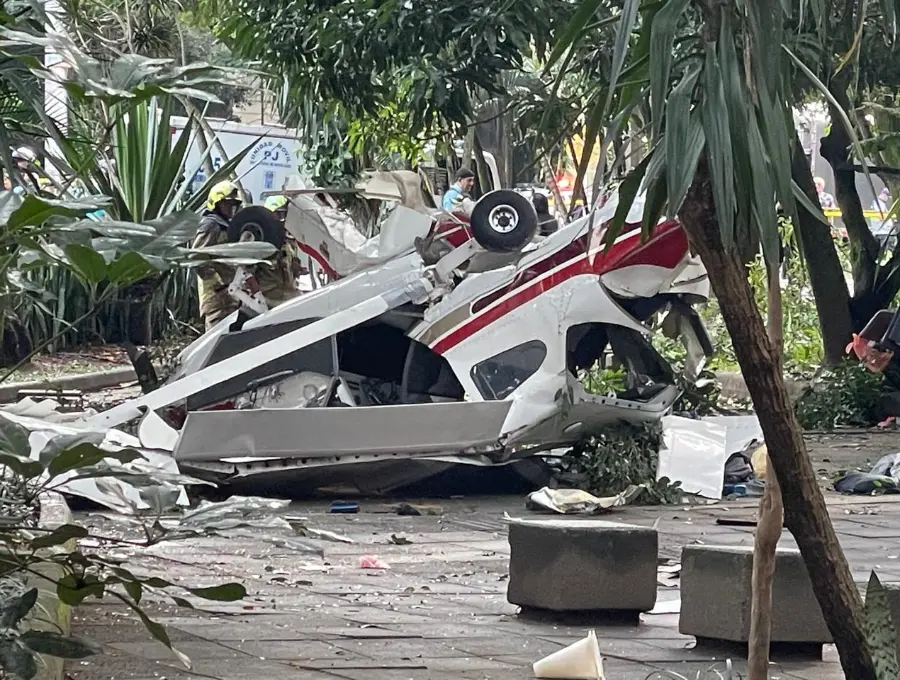 Una avioneta se accidentó en la tarde de este viernes en los alrededores del barrio Estadio, en la comuna 11 (Laureles-Estadio), de Medellín. FOTO: MANUEL SALDARRIAGA