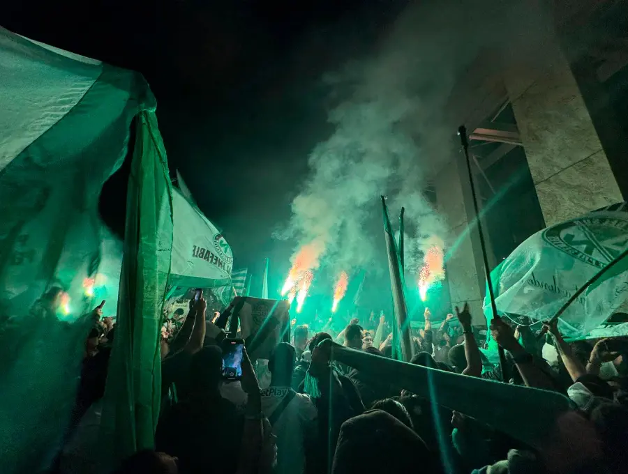 Cerca de 1.500 aficionados del cuadro verde se concentraron afuera del hotel de Nacional en Sao Paulo. FOTO: CORTESÍA EMILIANO ACOSTA