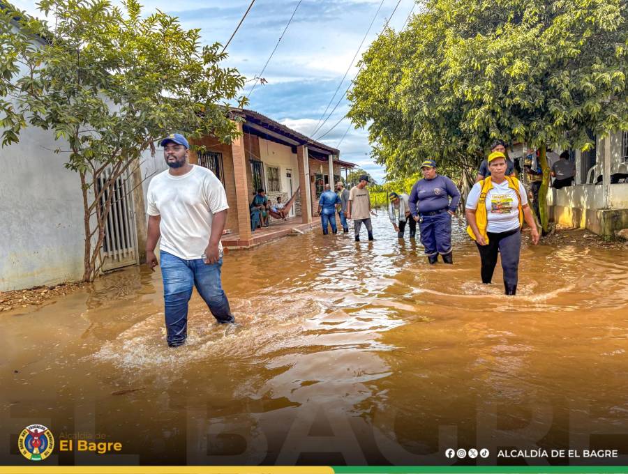 Con el agua a las rodillas se encuentran los habitantes de El Bagre durante este mes de junio. FOTO: imagen tomada de redes