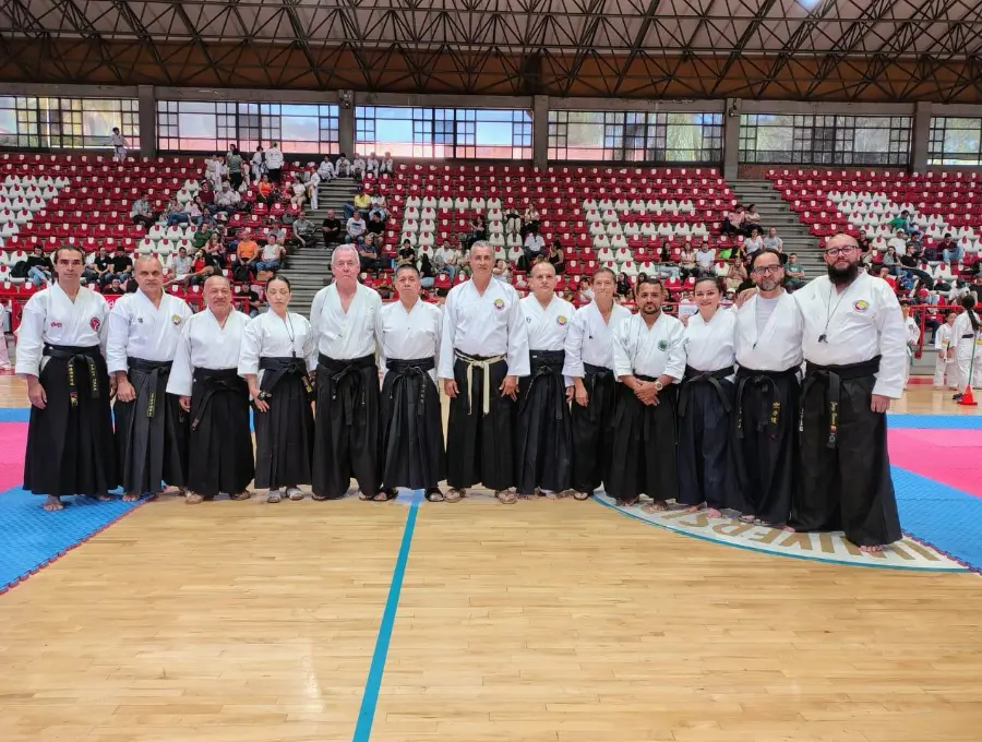 El sensei Barlaam Pizarro Castro, en el centro con cinturón blanco, junto a un grupo de jueces. <span class="mln_uppercase_mln">FOTO</span> <b><span class="mln_uppercase_mln">cortesía</span></b>