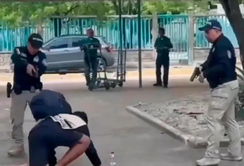 Este fue el momento de la captura de Gonzalo de Jesús Ramos Santos en una calle de Barranquilla. FOTO: Captura de video