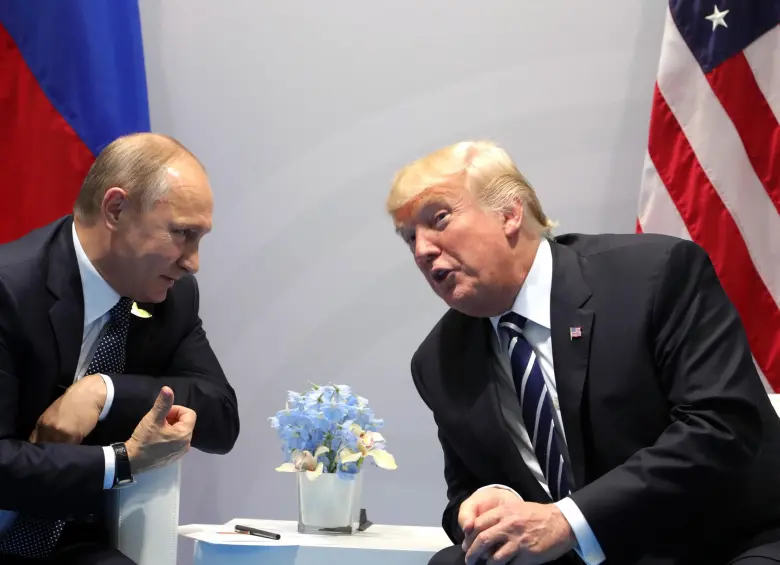 A pesar de amenazar con aranceles del 100 %, Donald Trump afirmó mantener relaciones diplomáticas con Vladimir Putin. Foto: Getty Images
