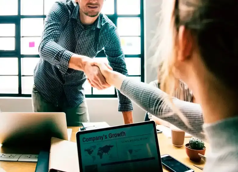 En sectores como tecnología, ventas, marketing y servicio al cliente, las vacantes híbridas y remotas ganan protagonismo entre los candidatos. FOTO: EL COLOMBIANO