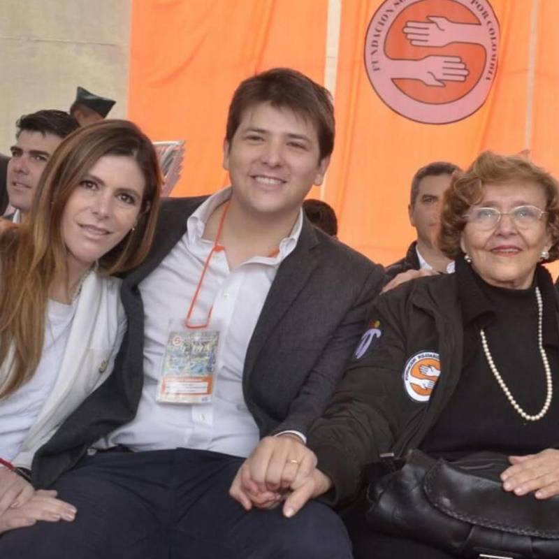 María Claudia Hoyos, Miguel Uribe Turbay y su abuela, Nydia Quintero de Balcázar en un evento de la fundación Solidaridad por Colombia. Imagen tomada de Instagram personal de María Claudia Hoyos. 