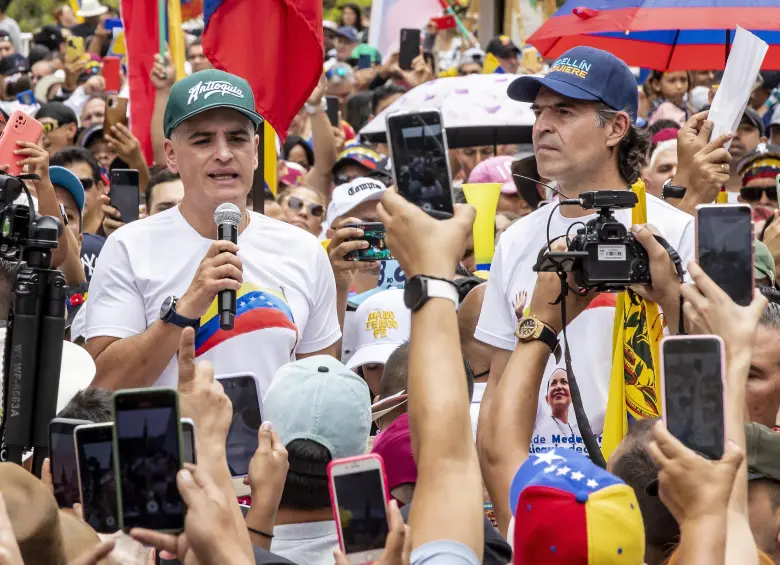 El gobernador de Antioquia, Andrés Julián Rendón, y el alcalde de Medellín, Federico Gutiérrez, durante una concentración en La Alpujarra realizada en agosto de 2024. FOTO: Jaime Pérez Munévar.
