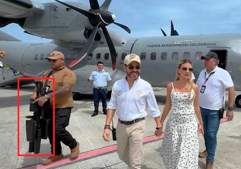 Uno de los escoltas asignados al presidente Abelardo de la Espriella carga el sistema antidrones SkyWiper EDM4S. FOTO: CORTESÍA ERICH SAUMETH.