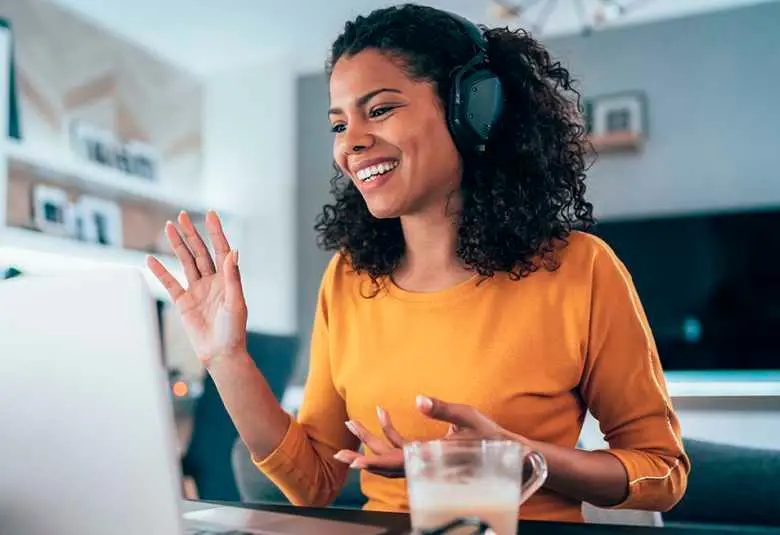 Con conexión a internet, hoy es posible aplicar a vacantes en atención al cliente, ventas y soporte. FOTO: GETTY