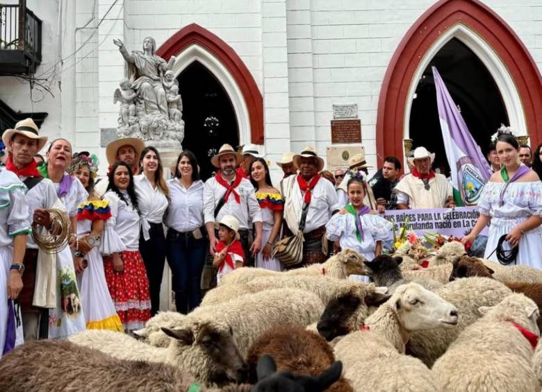 Los arrieros junto a las ovejas posan en el parque de La Ceja. FOTO: Cortesía Alcaldía de La Ceja.