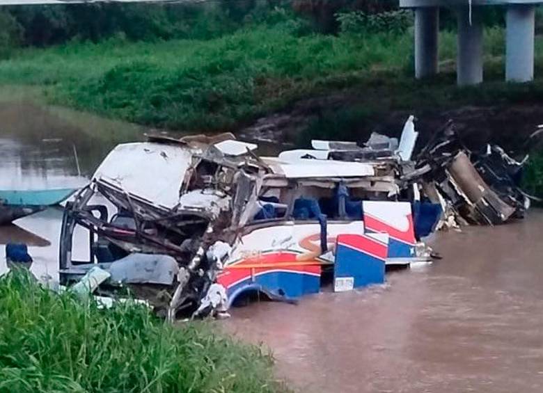 Así quedó el bus, luego de caerse del puente al cauce del río Ariguaní, entre Magdalena y Cesar. FOTO: CORTESÍA.