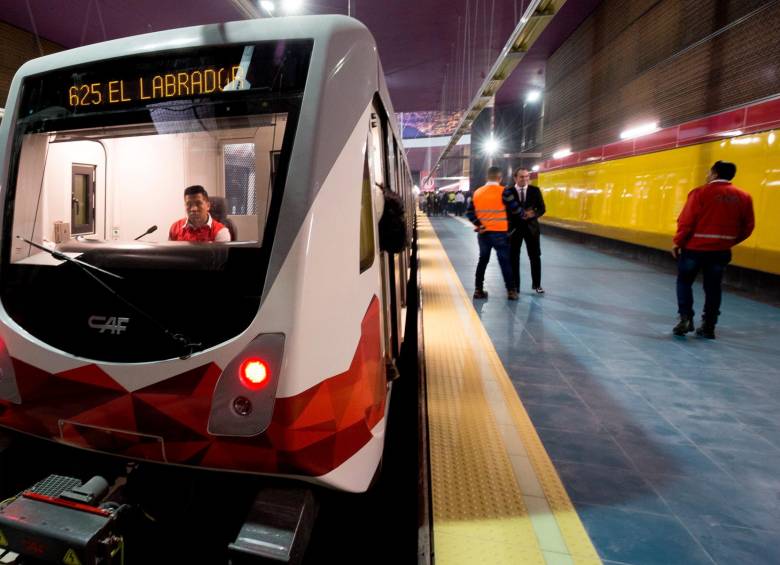 El metro de Quito será el primer sistema masivo de Ecuador. Se estrenará en diciembre con 15 estaciones, 18 trenes y la expectativa de movilizar 377.000 pasajeros diarios. FOTO efe