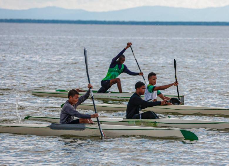 En las desafiantes aguas de Turbo, jóvenes promesas del canotaje retan las olas y el viento. Cada remada en el mar Caribe no solo los acerca al alto rendimiento, también transforma sus vidas. FOTO manuel saldarriaga
