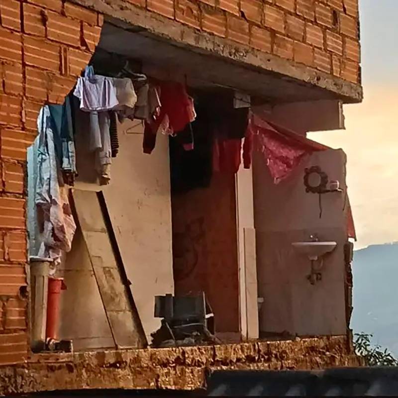 El colapso de este muro en el barrio Manrique Las Granjas provocó la muerte del niño Sebastián Jesús Valencia Valencia, de 5 años. FOTO: CORTESÍA