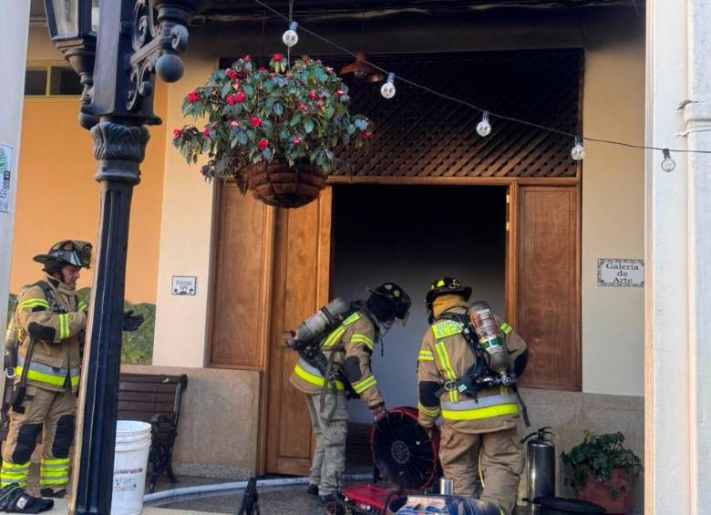 La oportuna reacción de los bomberos evitó que la casa de la cultura sufriera daños estructurales. FOTO: CORTESÍA INSTITUTO DE CULTURA DEL CARMEN DE VIBORAL