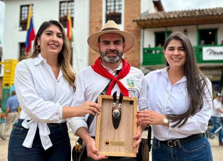 Reconocimiento entregado a la Asociación Nacional de Arrieros en La Ceja. FOTO: Cortesía Alcaldía de La Ceja.