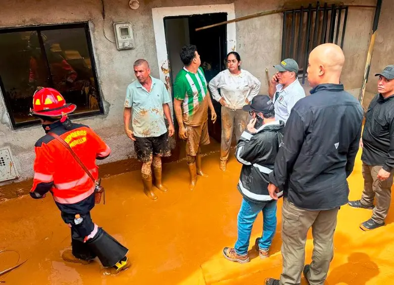 Personal del Dagrd avanza en las labores de censo de los afectados y remoción del material que afectó a las viviendas tanto en Medellín como en Bello. FOTO: CORTESÍA