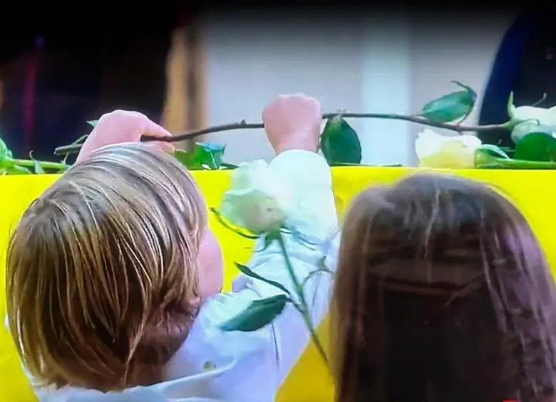 Alejandro Uribe se acercó varias veces al ataúd de su padre. Le llevó rosas y mantuvo su esencia. La de un niño de cuatro años. FOTO Captura de video