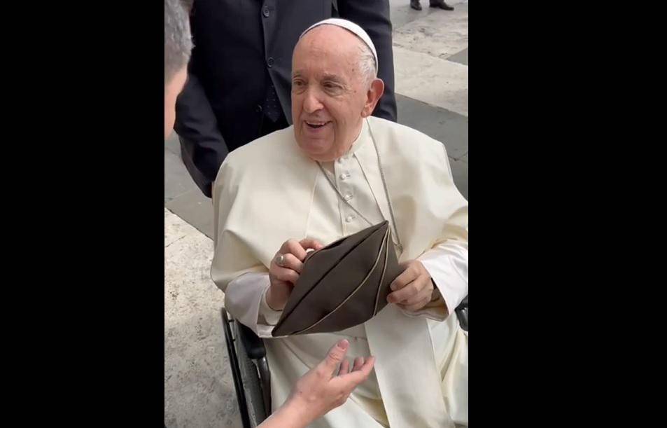 El coronel Jhon Suárez le regaló su gorra al Papa Francisco, durante la charla. FOTO: TOMADA DE VIDEO.