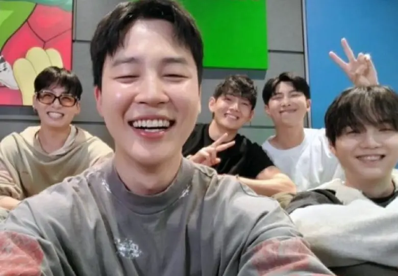 Mediante un en vivo hecho en la red social Weverse, el grupo surcoreano confirmó su tan esperado regreso. Imagen, captura de video. 