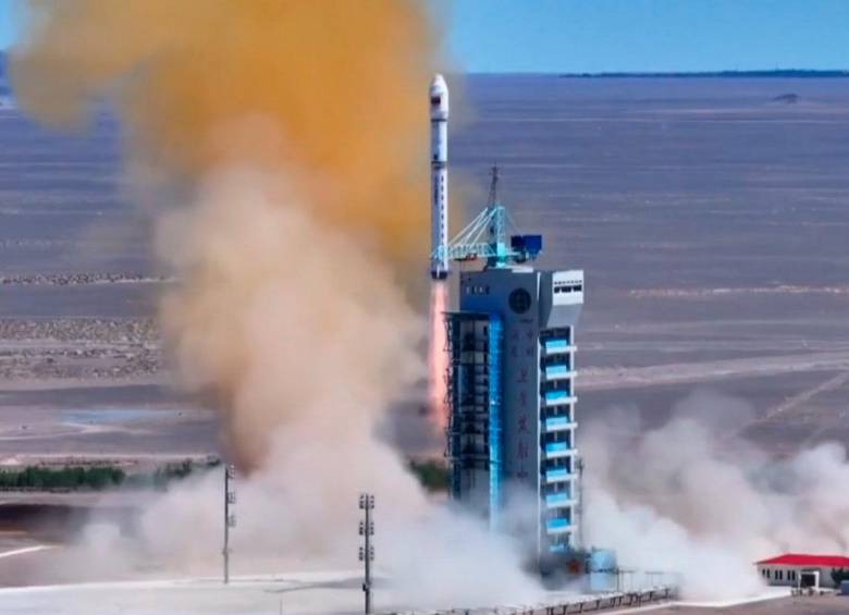 Lanzamiento del cohete con los primeros doce satélites de una constelación dedicada a procesar datos como un supercomputador en el espacio asistido con Inteligencia Artificial. FOTO: Cortesía Europa Press/REMITIDA / HANDOUT por CGTN / CNSA
