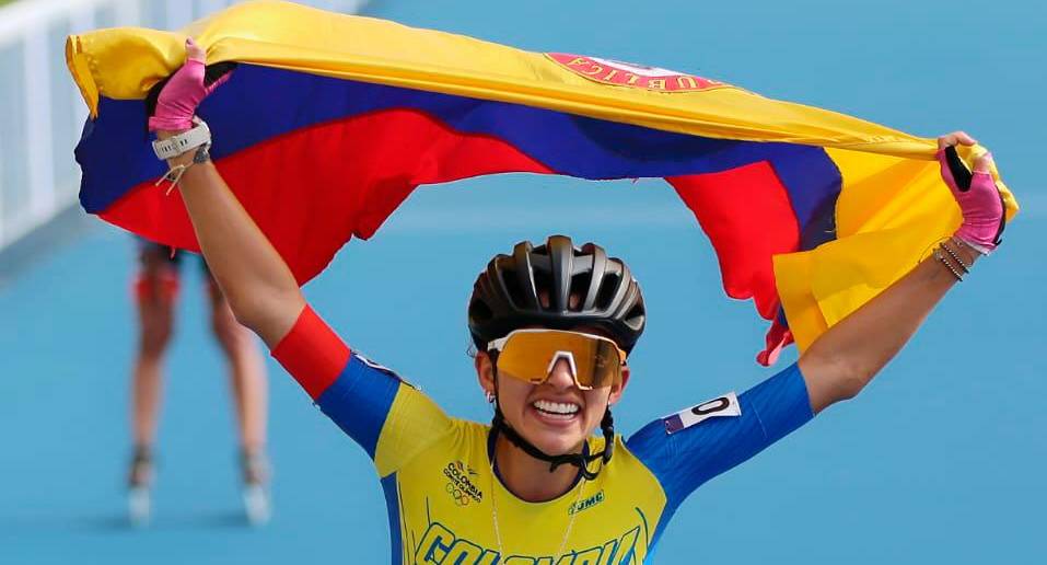 La patinadora Fabriana Arias celebra su segunda medalla de oro en los Juegos Centroamericanos de El Salvador. FOTO COC
