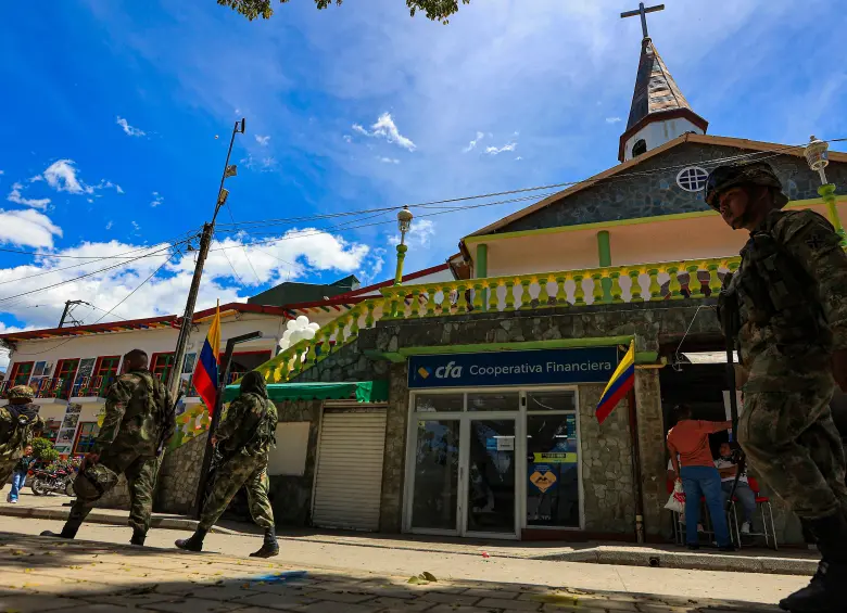 En las calles de Briceño reina desde hace varios años la zozobra por la guerra que libran al menos cuatro grupos armados. FOTO: MANUEL SALDARRIAGA