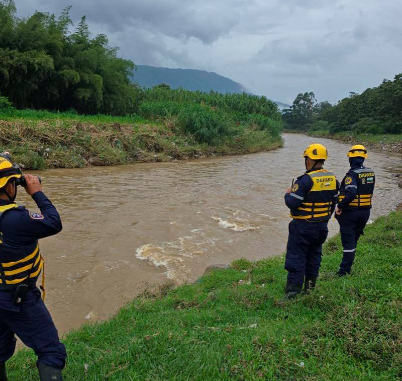 Organismos de socorro trabajaron durante varios días en la zona del río Medellín para recuperar el cuerpo y continuar la búsqueda del segundo desaparecido. FOTO tomada de X @FicoGutierrez