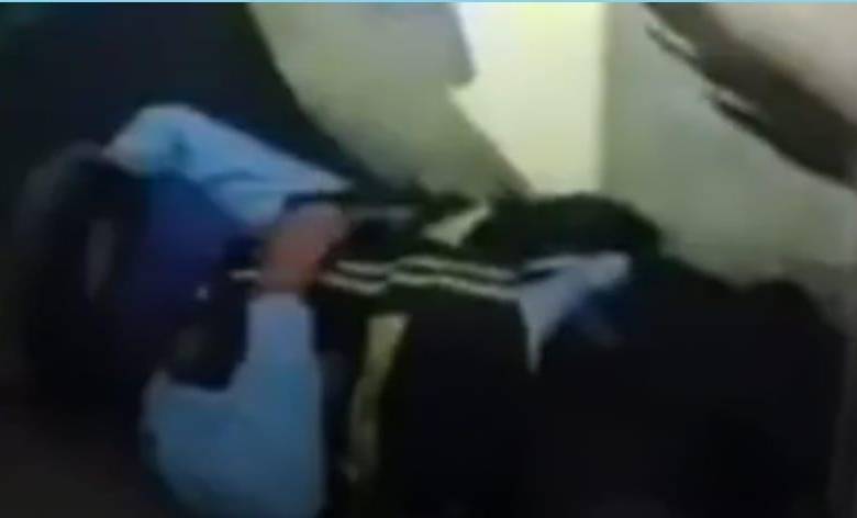 El agente se encuentra en delicado estado de salud en un centro asistencial del Valle de Aburrá, donde el personal médico evalúa un posible trauma craneoencefálico por los fuertes golpes recibidos. Foto: Captura de video Itagüí Hoy 