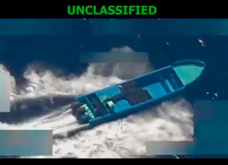 Esta fue una de las presuntas lanchas del narcotráfico destruidas el mes pasado por la Fuerza Naval de Estados Unidos, en altamar. FOTO: Captura de video