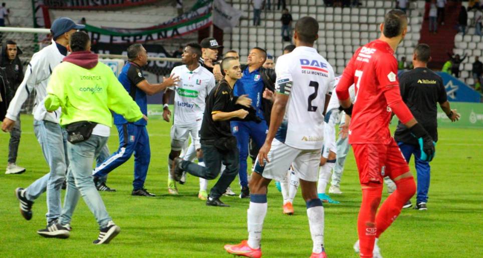 Actos violentos en los estadios tienen en jaque al fútbol colombiano