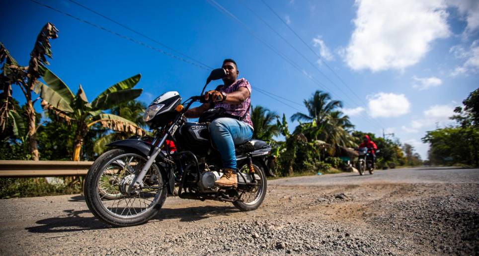 En Necoclí, Arboletes y San Juan de Urabá protestaron por el abandono de la vía nacional que cruza hasta Montería. En el detalle, una de las socavaciones de la carretera a la Costa. FOTO carlos velásquez y cortesía