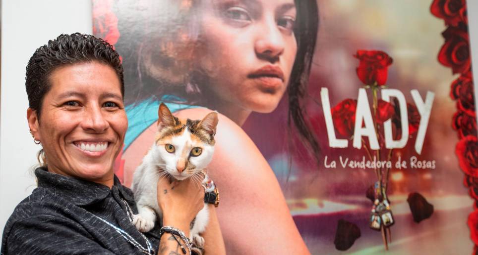 Lady Tabares acompañada de su gata Pily. FOTO Esneyder Gutiérrez