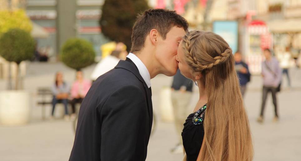 Los besos liberan hormonas como la dopamina y la oxitocina, que están relacionadas con el afecto y el cariño. FOTO: Pxfuel