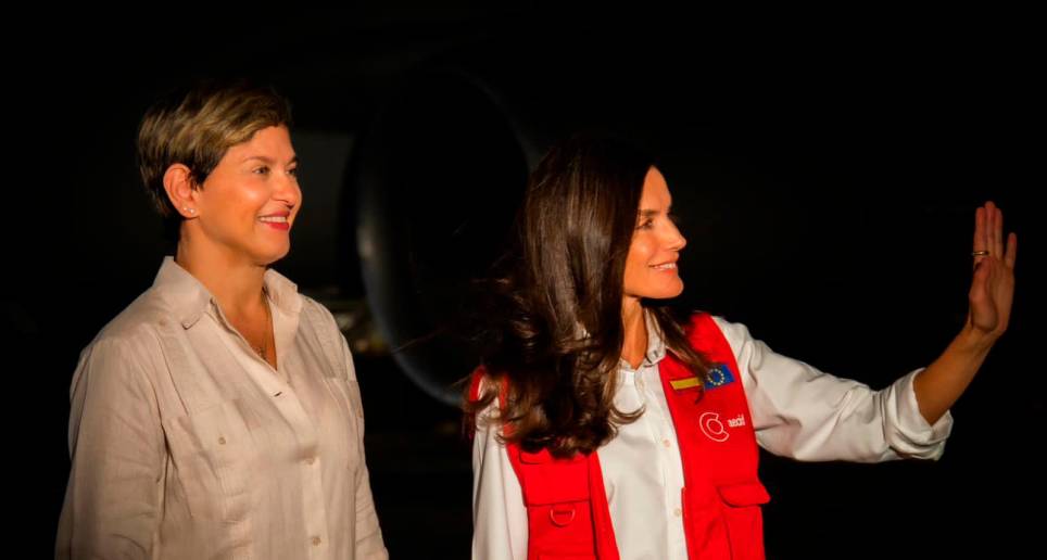 La reina Letizia llegó a Cartagena en la noche del lunes, allí la recibió la primera dama Verónica Alcocer. FOTO: CORTESÍA PRESIDENCIA
