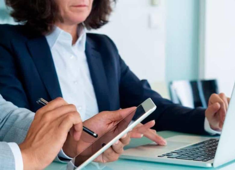 Empleado consulta en su celular la fecha límite para recibir el pago de la prima, establecido por el Ministerio de Trabajo. FOTO: iStock