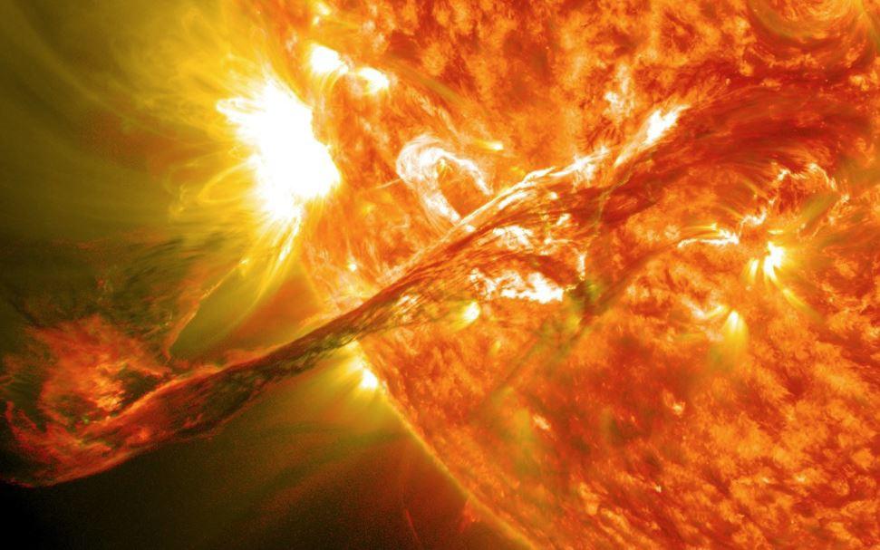 Esta eyección de masa coronal, capturada por el Observatorio de Dinámica Solar de la Nasa, hizo erupción en el Sol el 31 de agosto de 2012, viajando a más de 1.300 kilómetros por segundo y enviando radiación a las profundidades del espacio. Foto. Nasa