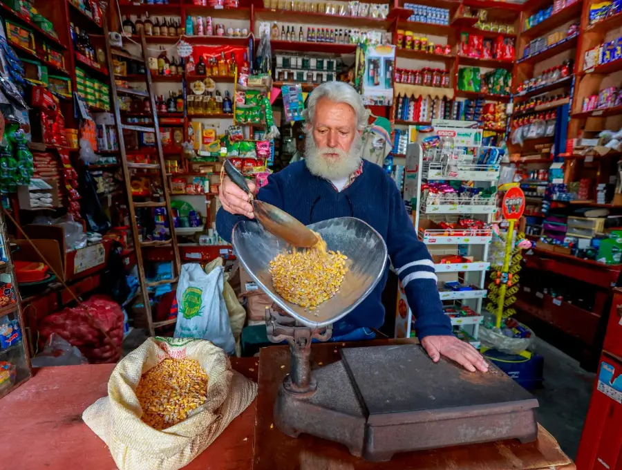 La fina pesa alemana que trajo don Pacho de uno de sus viajes todavía presta servicio para medir con precisión varios productos que se venden en el granero. FOTO Manuel Saldarriaga