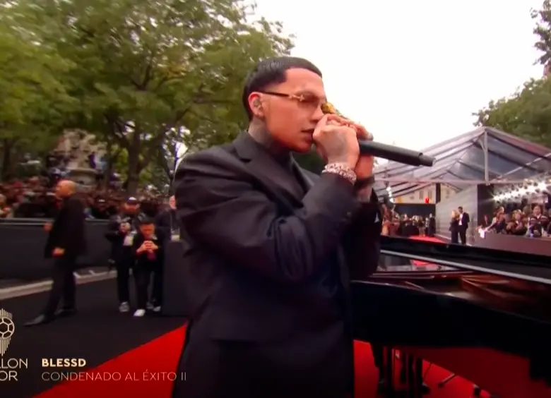 Blessd en la apertura de la alfombra roja del Balón de Oro en París. FOTO Captura de video