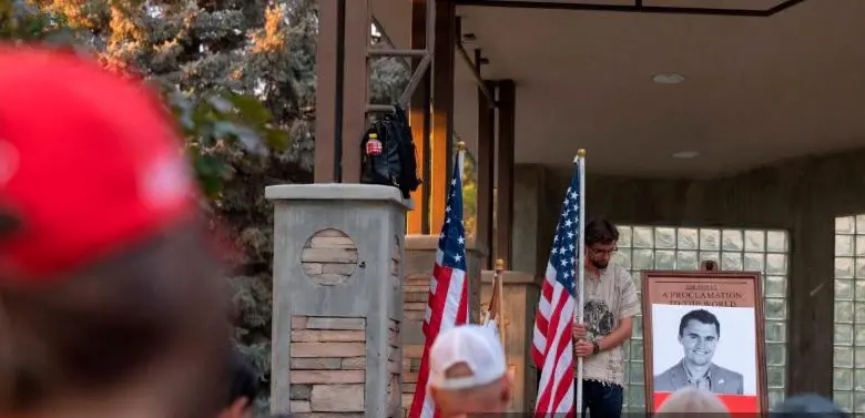Decenas de personas le han rendido homenaje al activista asesinado Charlie Kirk. FOTO: AFP.